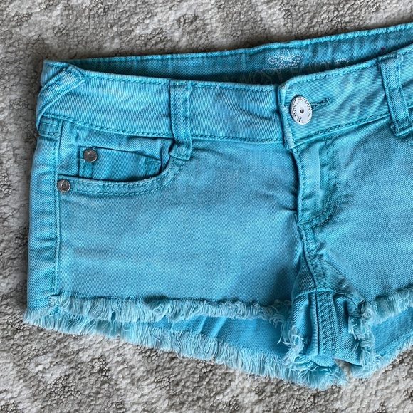 •Almost Famous• Low-Rise Distressed Shorts - Picture 5 of 9